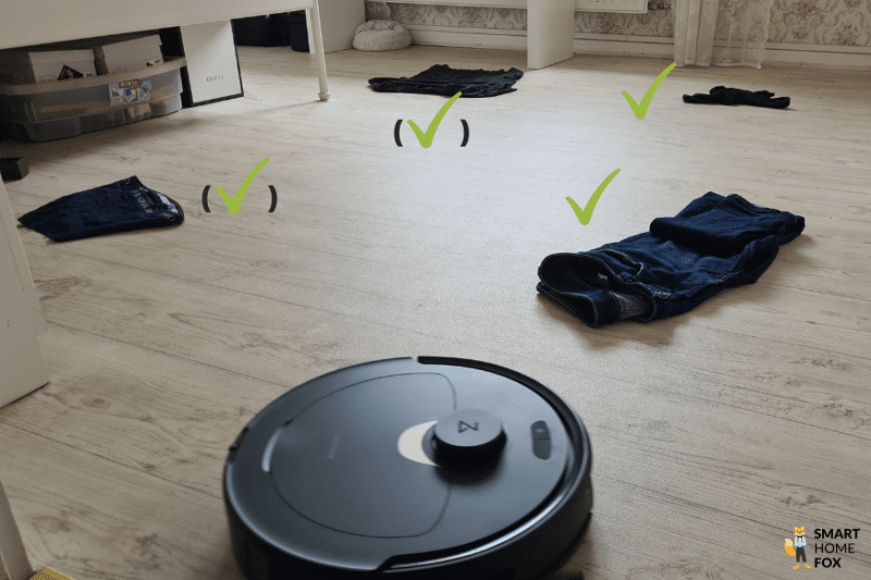 Das Testergebnis des Roborock Q Revo beim Hinderniserkennungstest von Klamotten ist zu sehen.